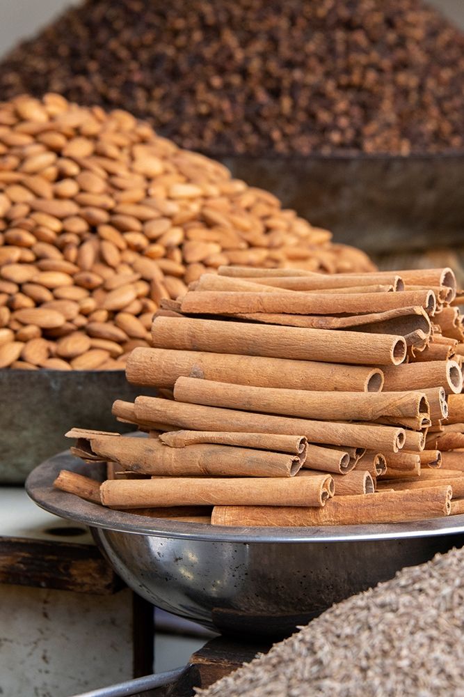 India-Delhi-Old Delhi Old Delhi street market Mixed nuts-spices and cinnamon sticks
